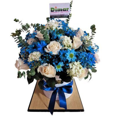 Jarrón con flores azul y blanco