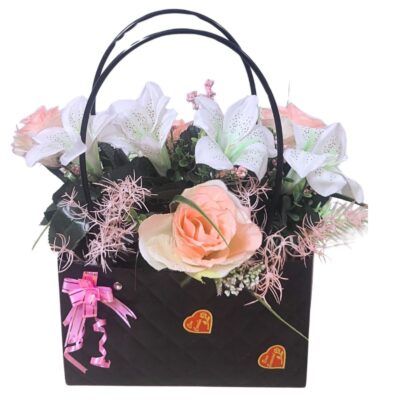 Caja con lirios y rosas