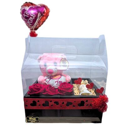 Caja con roas, chocolates y peluche